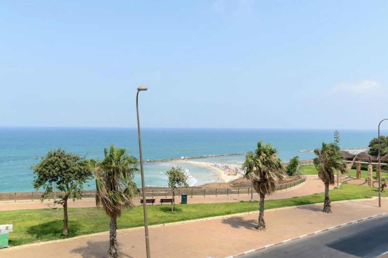 Stylish & Spacious 3 Bedroom Apartment By The Sea Нетания Екстериор снимка